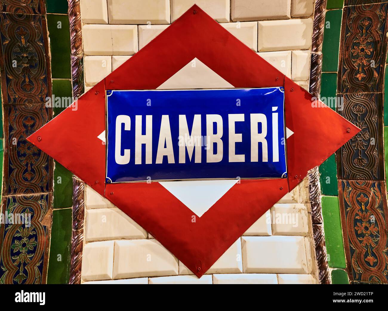 Die U-Bahn-Station Estación Chamberí in Madrid zeigt das rote diamantförmige Symbol der unterirdischen spanischen Hauptstadt. Estacion Chamberi Geisterstation Stockfoto