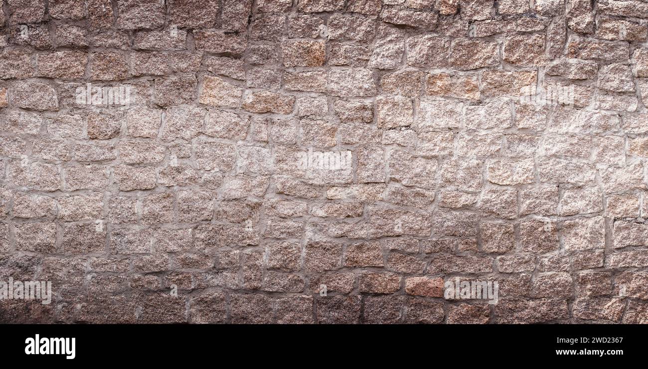 Alter heller Steinmauerhintergrund. Vorderansicht der Steinwand in Großansicht Stockfoto