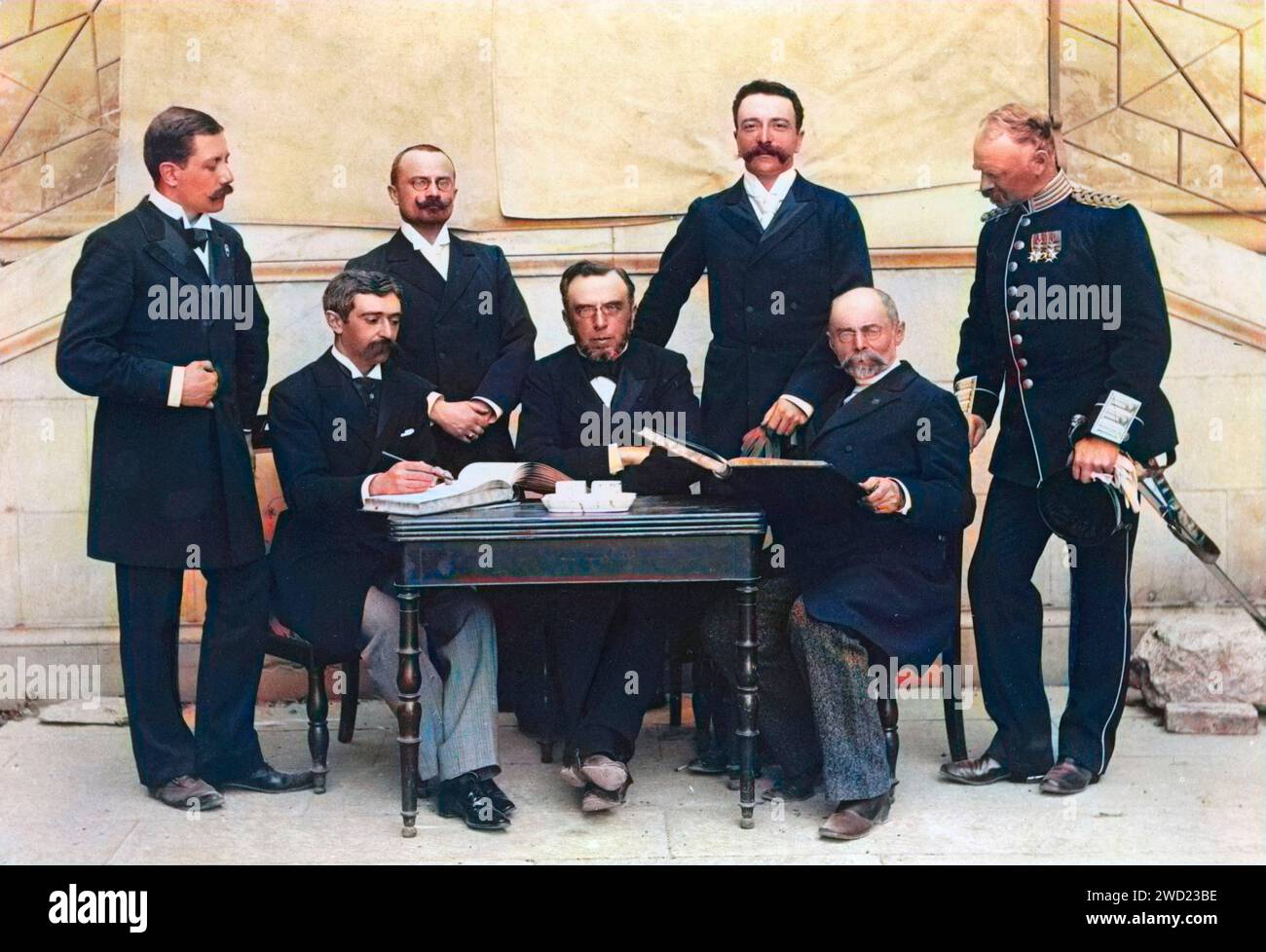 Athen / Olympische Spiele / Mitglieder des IOC Athen (Griechenland), 1. Olympische Spiele April 1896. Mitglieder des Ersten Internationalen Olympischen Komitees: Albert Meyer Alexander Boutowski Demetrios Bikelas Ferenc Kemeny Jiri Guth-Jakojarkowsky Pierre Baron de Coubertin Viktor Balck Willibald Karl August Gebhardt - spätere Färbung. Stockfoto