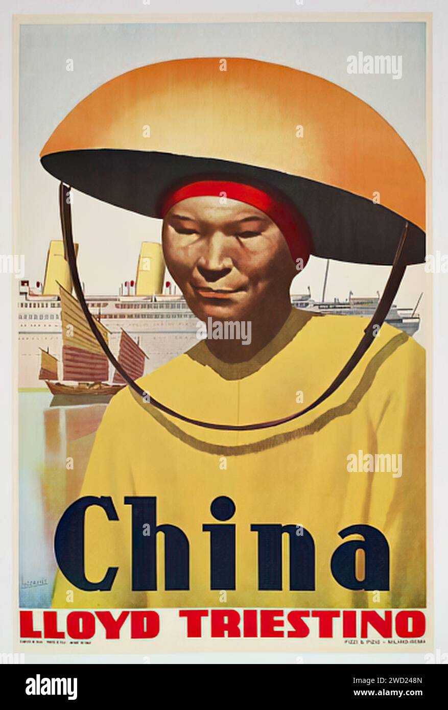 Lloyd Triestino by Gino Boccasile' dieses Reiseplakat von Gino Boccasile für Lloyd Triestino zeigt eine lächelnde asiatische Figur mit einem traditionellen konischen Hut und einem Schiff im Hintergrund. Der Stil ist realistisch und konzentriert sich auf warme Töne und scharfe Kontraste.                                            Stockfoto