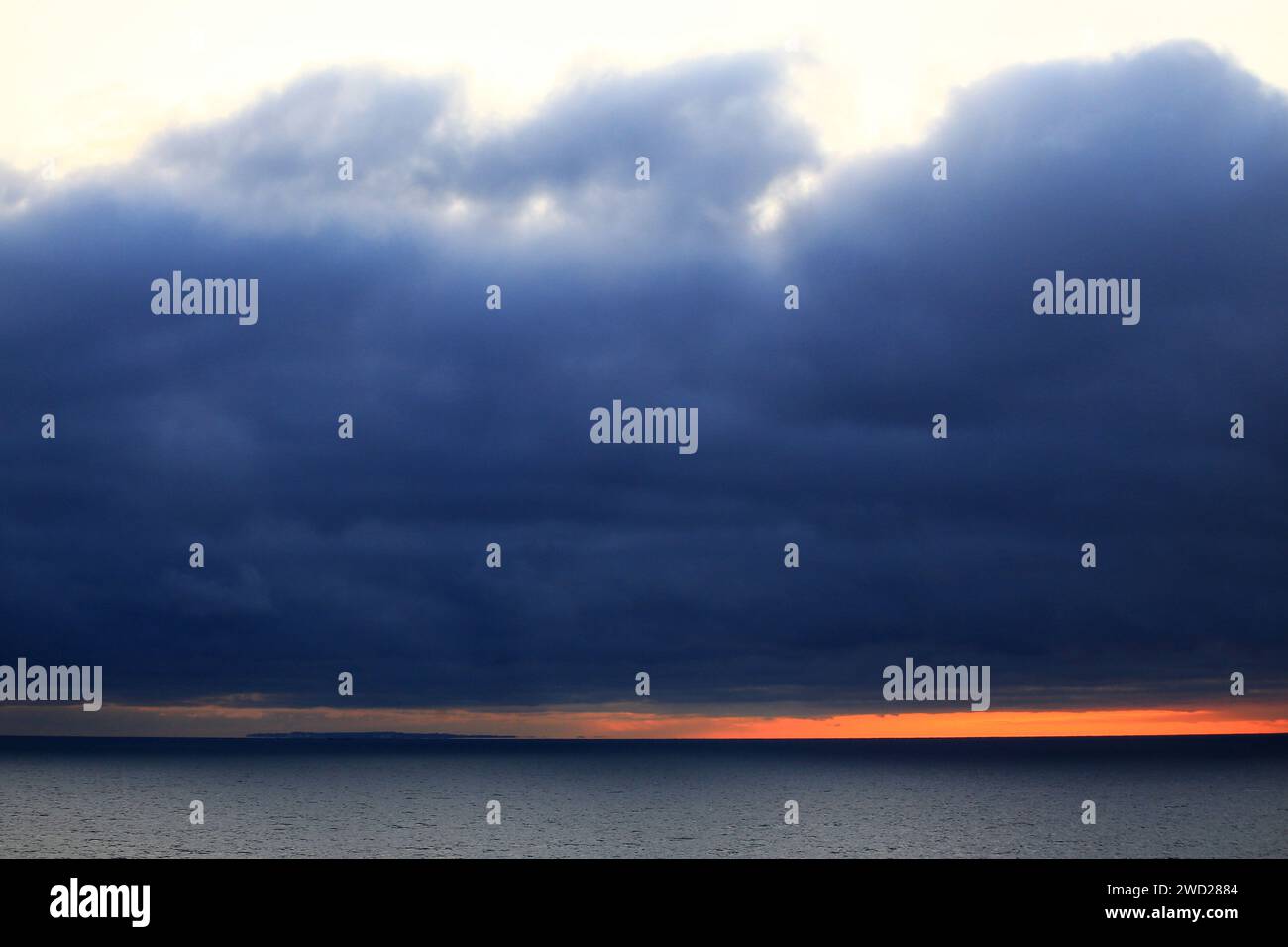 Schwere Sturmwolken über der Ostsee. Stockfoto