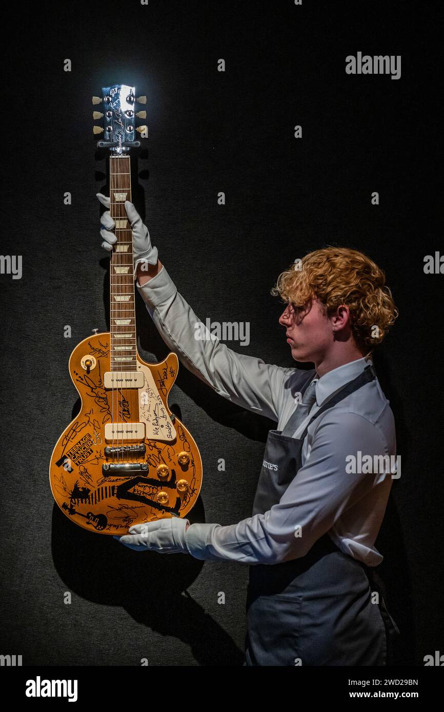 London, Großbritannien. Januar 2024. Gibson hat das Kopfstück eingelegt und Les Paul/MODEL mit Siebdruck versehen, mit einem Teenage Cancer Trust (alle Erlöse gehen an die Wohltätigkeitsorganisation) am Royal Albert Hall Logo und signiert auf dem Körper, dem Pickguard und dem Kopfstock von Mark Knopfler, Eric Clapton, Jeff Beck, David Gilmour, Pete Townshend, Roger Daltrey und viele andere schätzen £20.000-40.000 - Eine Vorschau der Mark Knopfler Collection in Christies in London. Mit mehr als 120 Gitarren und Amps umfasst die Sammlung seine 50-jährige Karriere. Der Verkauf findet am 31. Januar statt. Weitere Unterzeichner: Hank Marvin, Slash, Ronnie Wood, Brian May Stockfoto