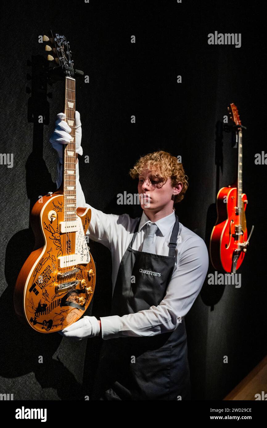 London, Großbritannien. Januar 2024. Gibson hat das Kopfstück eingelegt und Les Paul/MODEL mit Siebdruck versehen, mit einem Teenage Cancer Trust (alle Erlöse gehen an die Wohltätigkeitsorganisation) am Royal Albert Hall Logo und signiert auf dem Körper, dem Pickguard und dem Kopfstock von Mark Knopfler, Eric Clapton, Jeff Beck, David Gilmour, Pete Townshend, Roger Daltrey und viele andere schätzen £20.000-40.000 - Eine Vorschau der Mark Knopfler Collection in Christies in London. Mit mehr als 120 Gitarren und Amps umfasst die Sammlung seine 50-jährige Karriere. Der Verkauf findet am 31. Januar statt. Weitere Unterzeichner: Hank Marvin, Slash, Ronnie Wood, Brian May Stockfoto