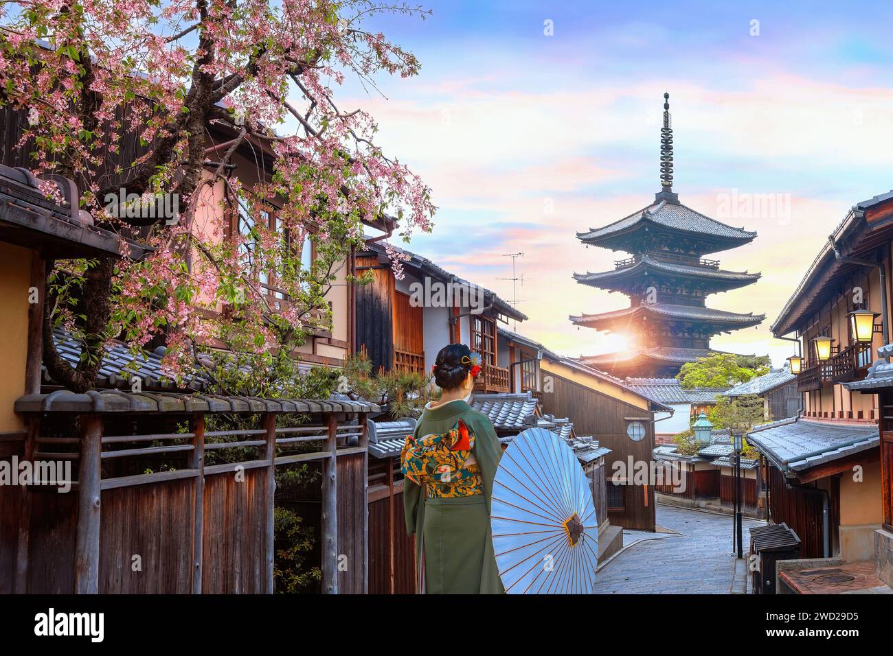 Kyoto, Japan - 6. April 2023: Die Yasaka-Pagode, bekannt als Turm von Yasaka oder Yasaka-no-to. Die 5-stöckige Pagode ist die letzte erhaltene Struktur von Hokan- Stockfoto