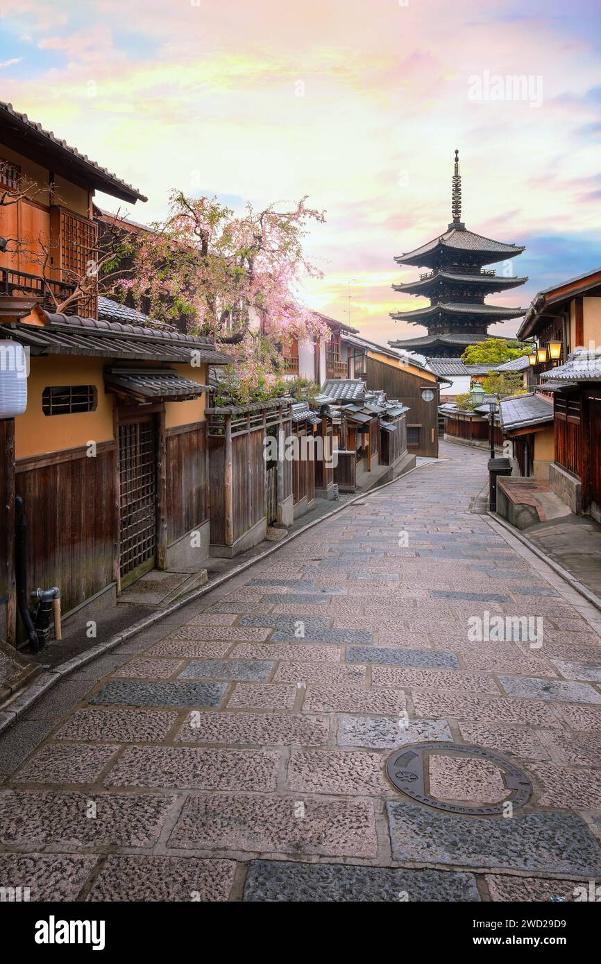 Kyoto, Japan - 6. April 2023: Die Yasaka-Pagode, bekannt als Turm von Yasaka oder Yasaka-no-to. Die 5-stöckige Pagode ist die letzte erhaltene Struktur von Hokan- Stockfoto