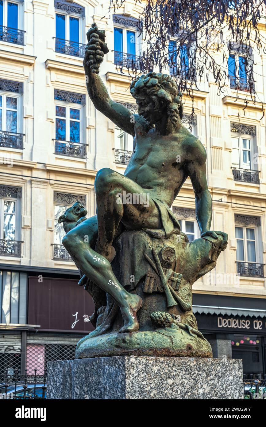 Der Mann mit dem Panther, von Joseph Michel Caillé, eine Bronzestatue, die einen Faun oder den Gott Bacchus und einen Panther darstellt. Saint-Etienne, Frankreich Stockfoto