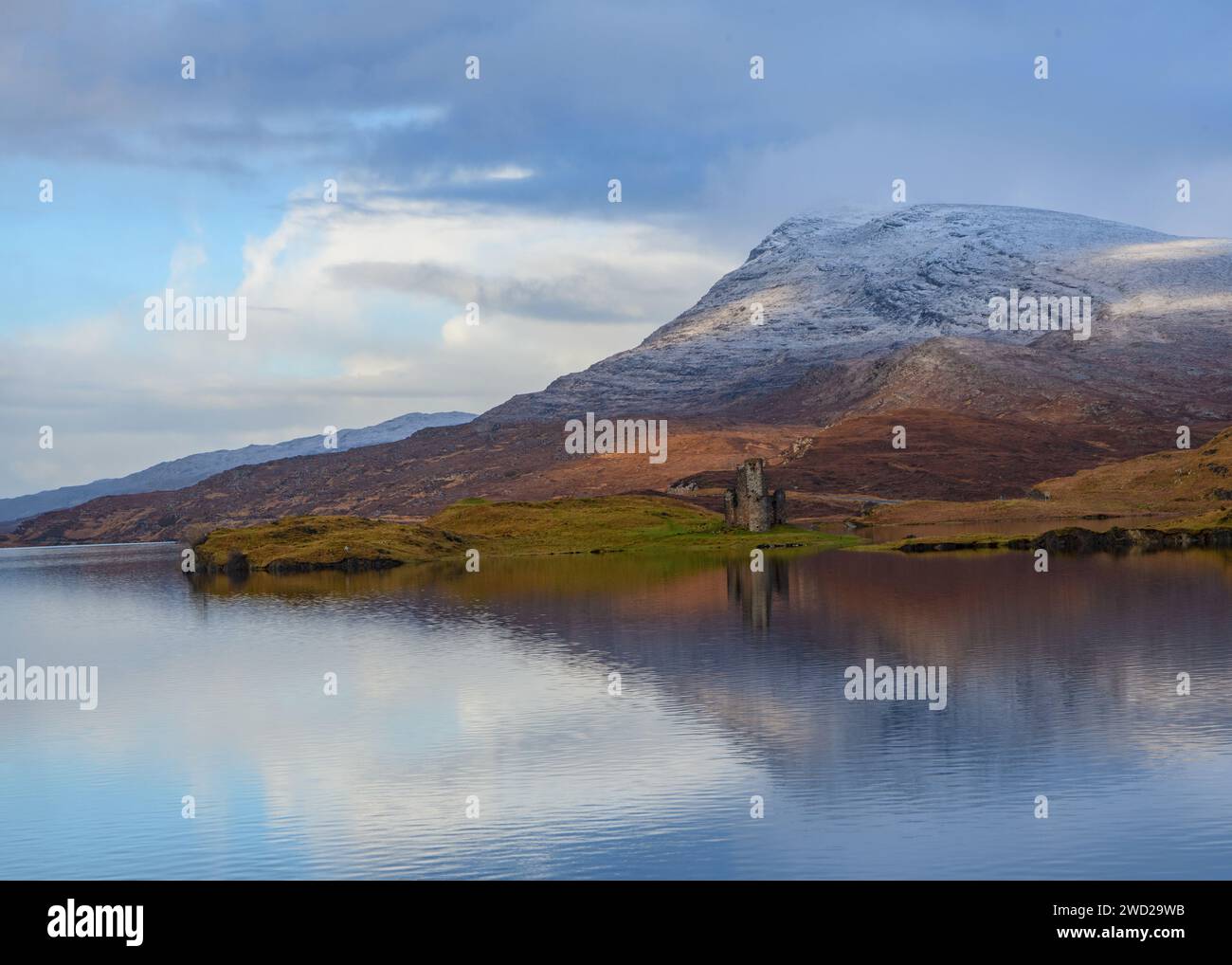 Die Ruine von Ardvreck Castle spiegelt sich in Loch Assynt im nordwestlichen Hochland Schottlands wider Stockfoto