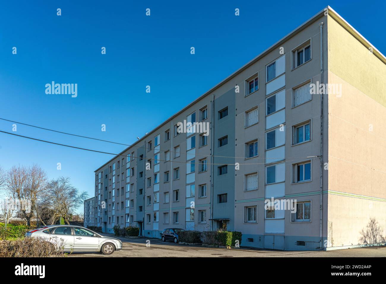 Wohngebäude am Rande der französischen Stadt Saint-Quentin-Fallavier. Saint-Quentin-Fallavier, Departement Isère, Frankreich Stockfoto