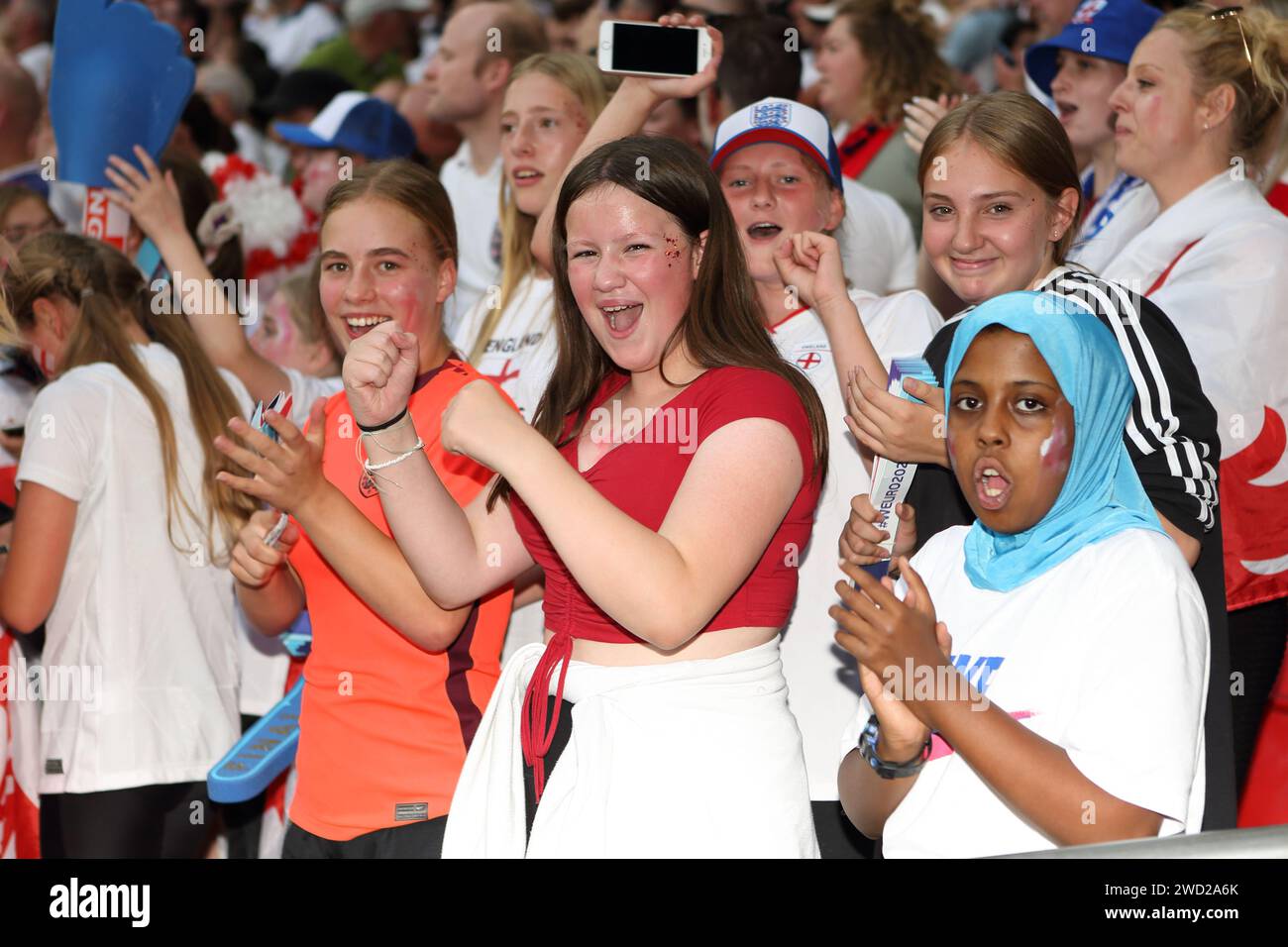 Die Fans feiern, nachdem England am 31. Juli 2022 im Wembley Stadium in London das UEFA Women's Euro Final 2022 gewonnen hat Stockfoto