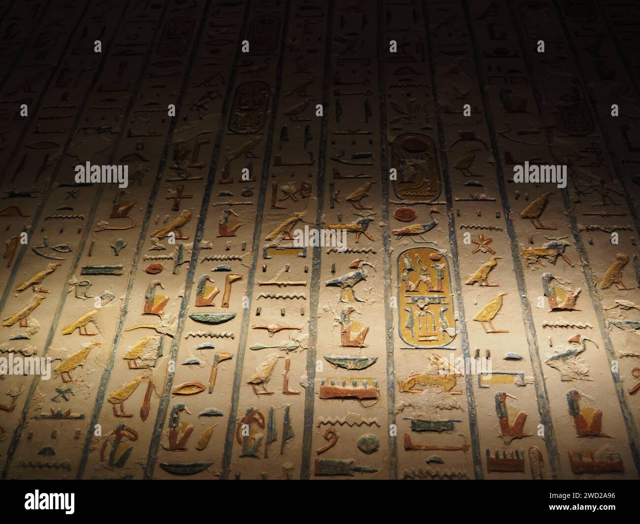 Hieroglyphen bedecken die Mauern der Gräber im Königstal, Ägypten. Aufgrund der Dunkelheit können Sie die originalen Farben so gut erhalten schätzen. Stockfoto