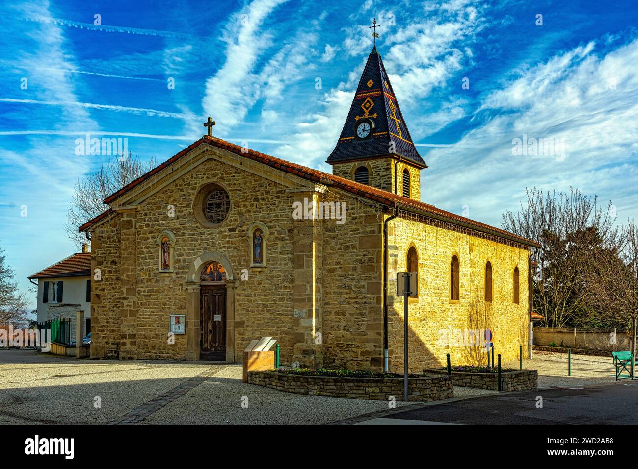 Die Kirche San Martino mit dem Glockenturm mit dem polychromen Majolikaturm und dem Tympanon mit dem Mosaik des Bischofs San Martino. Villefontaine Stockfoto