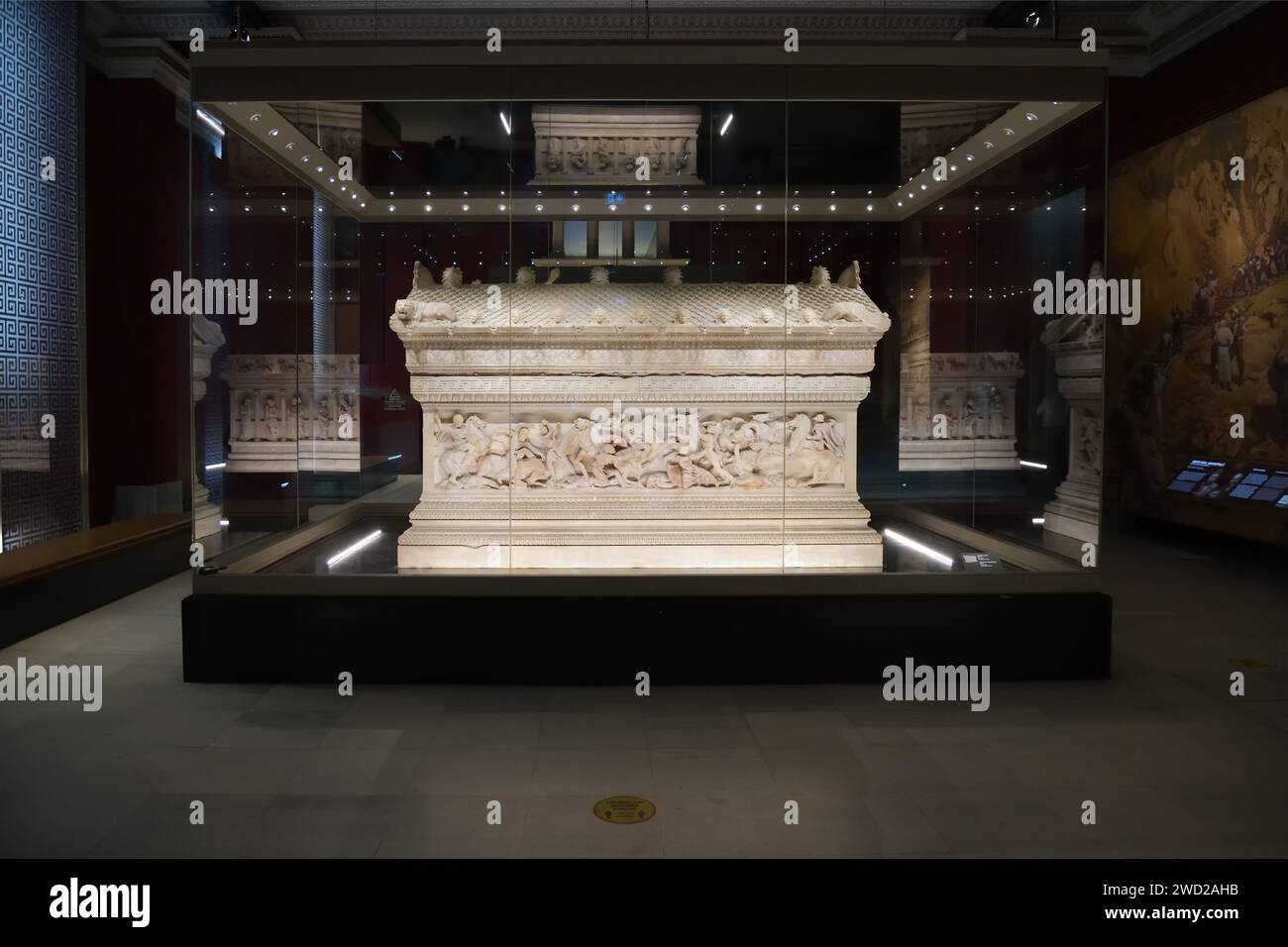 Istanbul, Türkei - 11. Dezember 2023: Alexander Sarkophag im Archäologischen Museum Istanbul. Das Museum wurde 1891 als Osmanisches Kaiserliches Museum erbaut Stockfoto