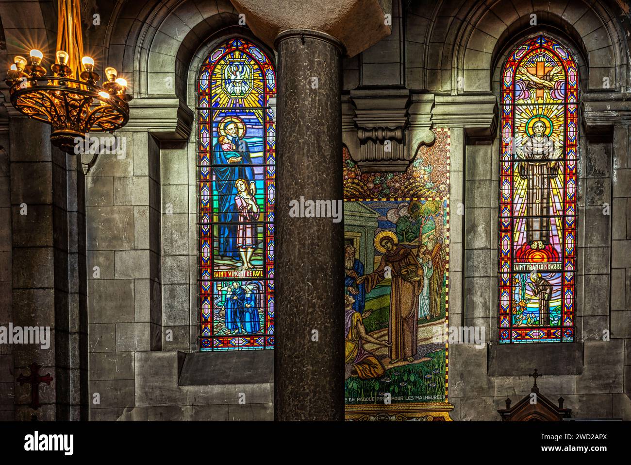 Kunstvolle Buntglasfenster in der Kathedrale von San Carlo. Saint-Etienne, Region Auvergne-Rhône-Alpes, Frankreich Stockfoto