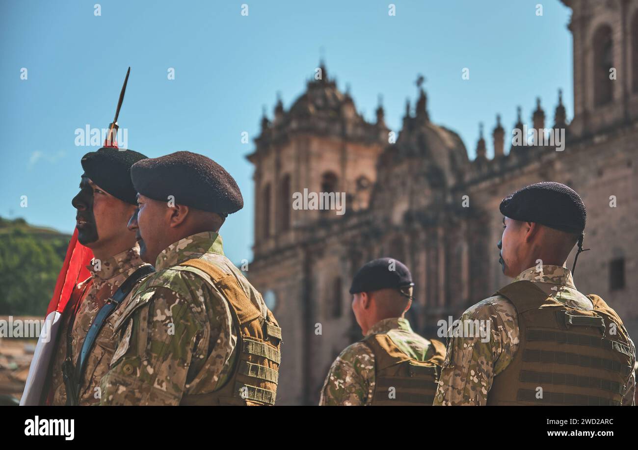 Cusco, Peru. Juni 2023. Peruanische Soldaten bewaffnet mit Sturmgewehren an den Feiertagen der Inka-Kultur marschierten durch die Straßen Cusco. Stockfoto