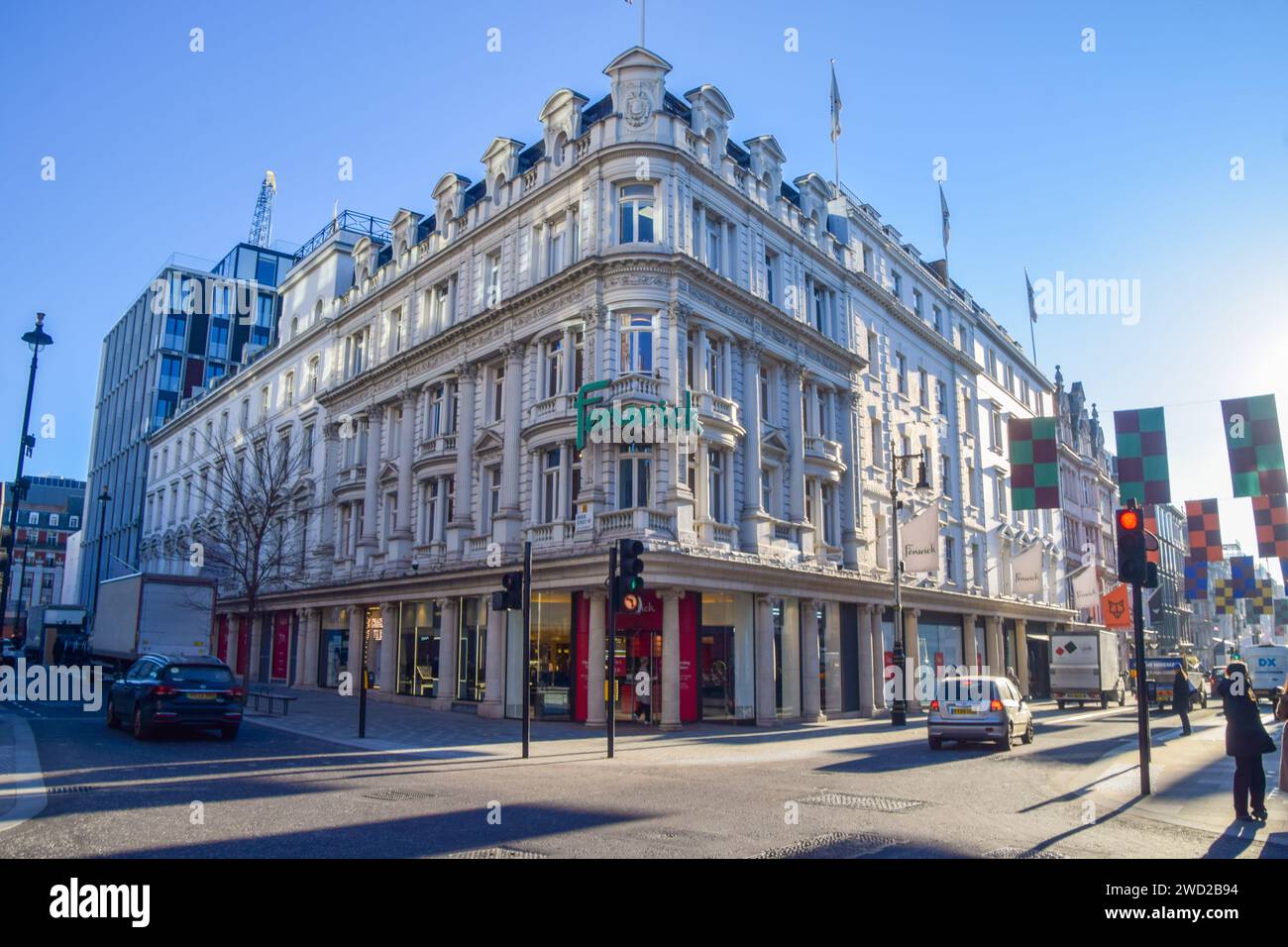 London, Großbritannien. Januar 2024. Außenansicht von Fenwick in der New Bond Street. Das ikonische Kaufhaus wird nach 133 Jahren geschlossen. Quelle: Vuk Valcic/Alamy Live News Stockfoto