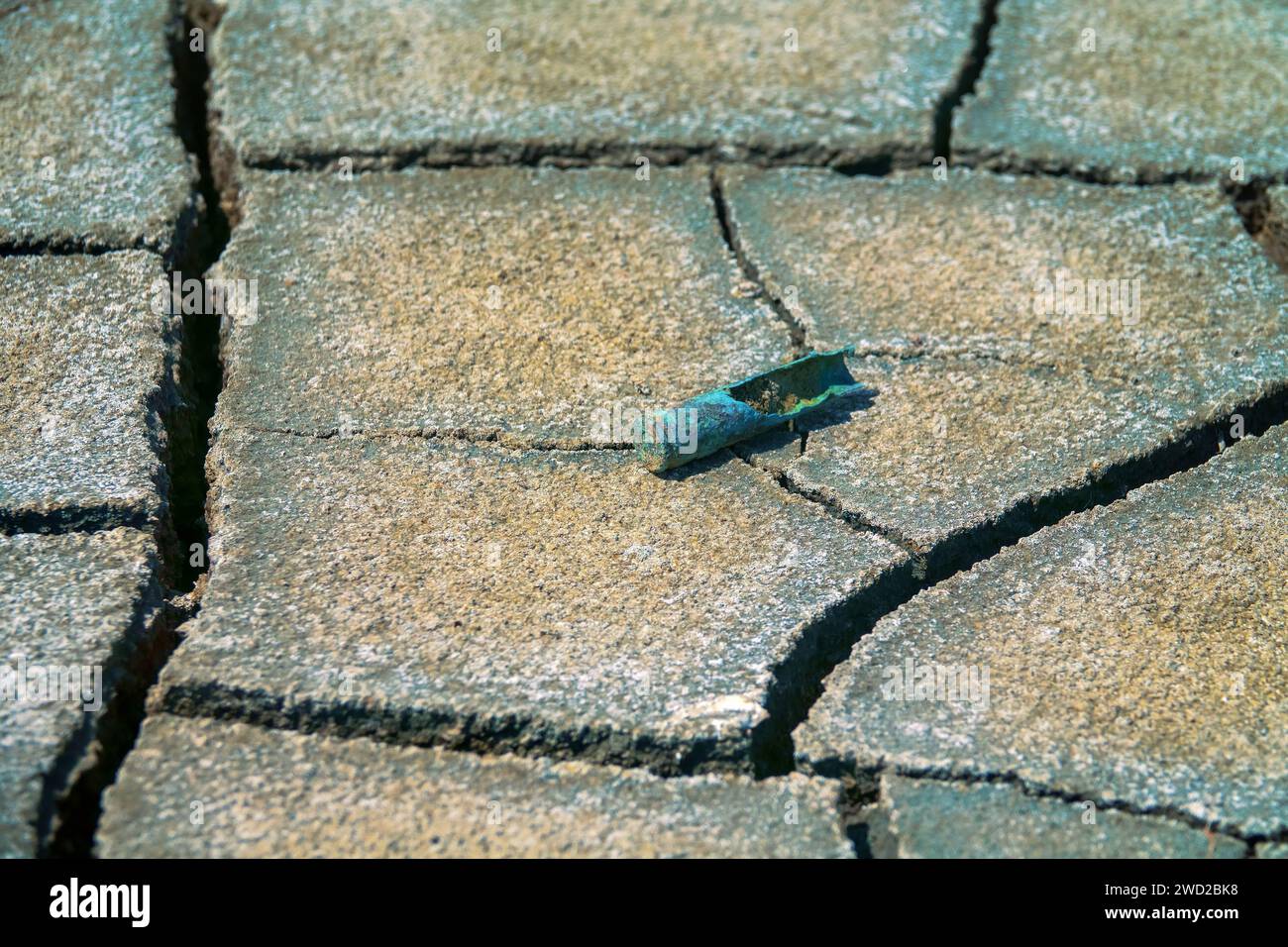 Nach dem Krieg. Deutsche Karabiner-(Gewehr-)Rostkartusche aus dem Zweiten Weltkrieg am Boden eines ausgetrockneten Stausees Stockfoto