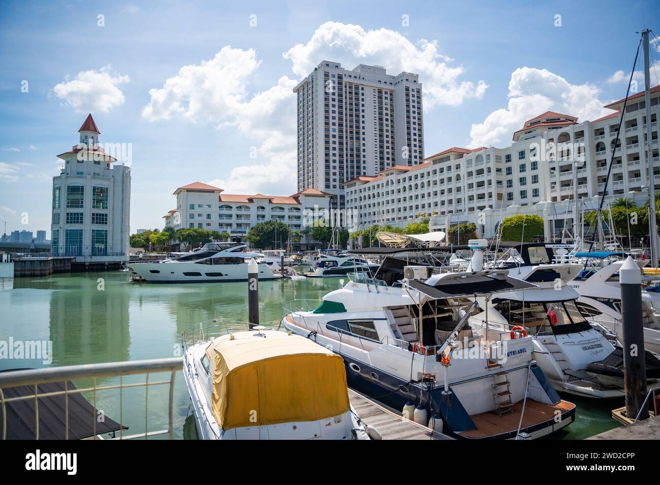 Georgetown, Malaysia - 18. Dezember 2023: Privater Parkplatz für Boote und Yachten am Strait Quay, Penang. Wohn-, Einkaufszentrum, Erholungsgebiet und Stockfoto