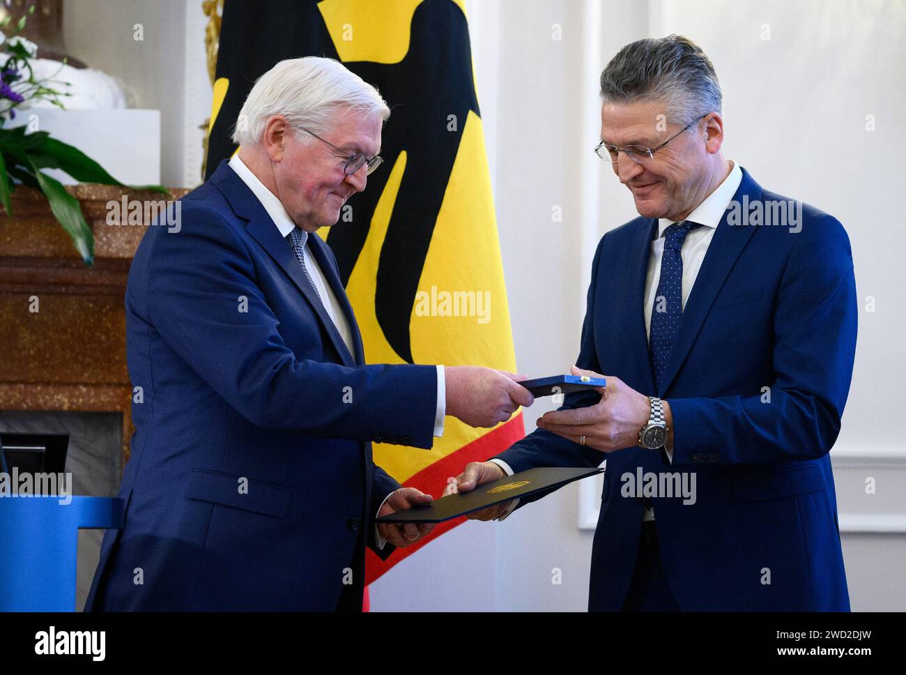 Berlin, Deutschland. Januar 2024. Bundespräsident Frank-Walter Steinmeier (l) verleiht Lothar H. Wieler, ehemaliger Präsident des Robert Koch-Instituts (2015–2023), das Verdienstkreuz 1. Klasse des Verdienstkreuzes der Bundesrepublik Deutschland auf Schloss Bellevue. Neben Wieler erhält Klaus Cichutek, ehemaliger Präsident des Paul ehrlich Instituts (2009–2023), auch den Verdienstkreuz. Quelle: Bernd von Jutrczenka/dpa/Alamy Live News Stockfoto