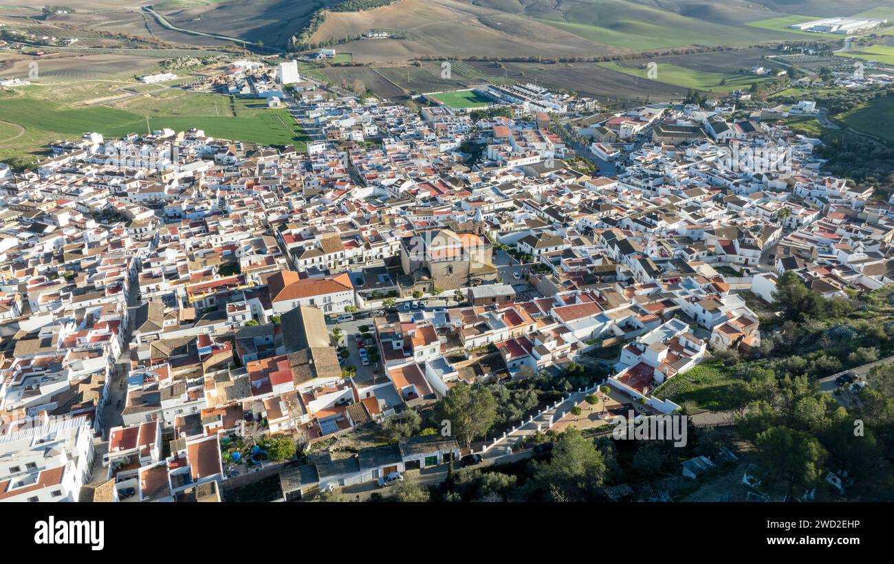 Aus der Vogelperspektive auf das wunderschöne weiße Dorf Espera in der Provinz Cádiz, Andalusien. Stockfoto