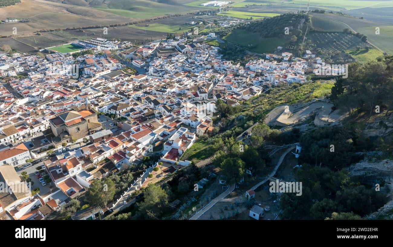 Aus der Vogelperspektive auf das wunderschöne weiße Dorf Espera in der Provinz Cádiz, Andalusien. Stockfoto