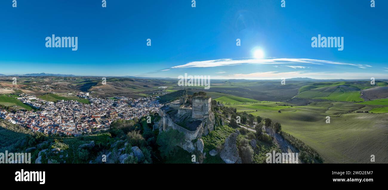 Aus der Vogelperspektive auf das wunderschöne weiße Dorf Espera in der Provinz Cádiz, Andalusien. Stockfoto