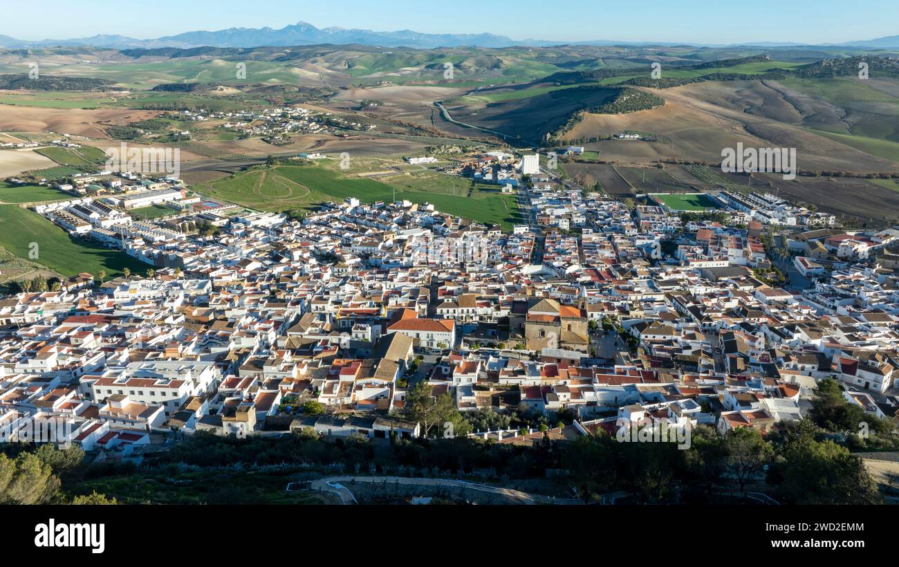 Aus der Vogelperspektive auf das wunderschöne weiße Dorf Espera in der Provinz Cádiz, Andalusien. Stockfoto