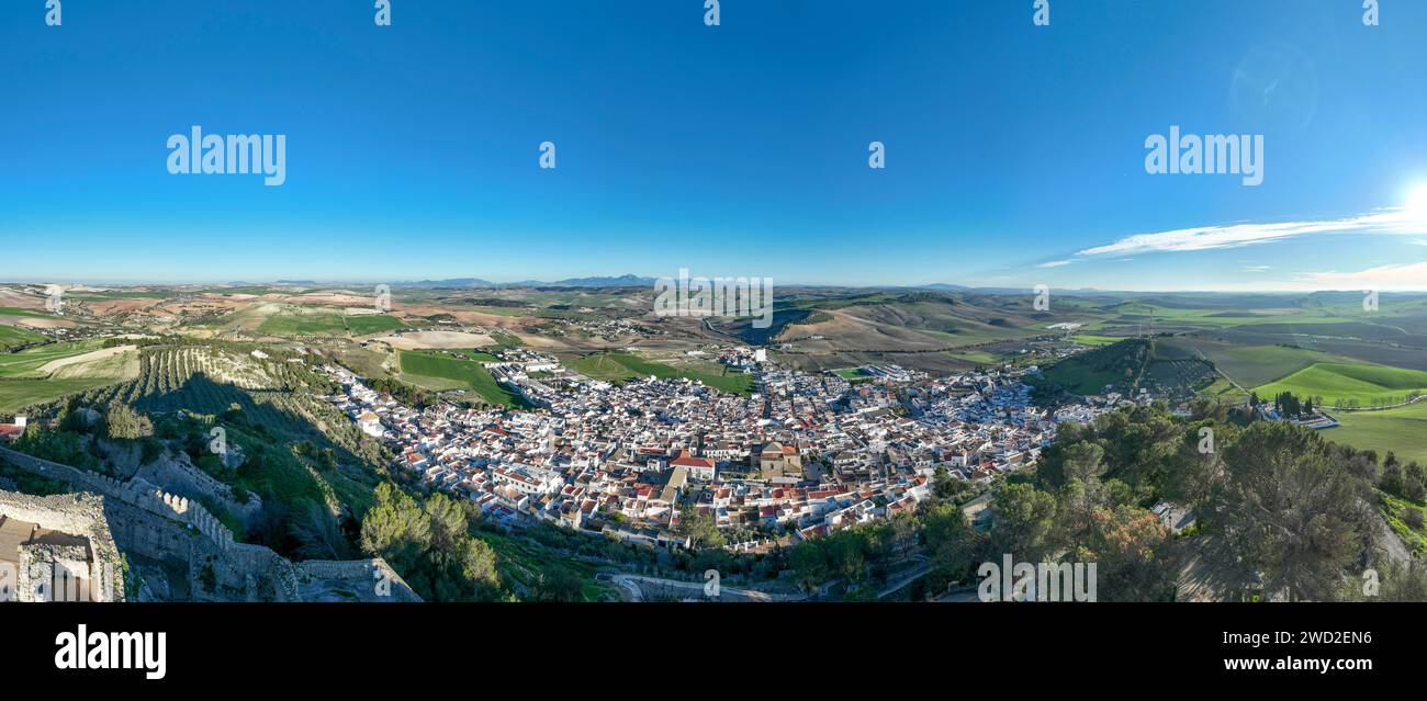 Aus der Vogelperspektive auf das wunderschöne weiße Dorf Espera in der Provinz Cádiz, Andalusien. Stockfoto