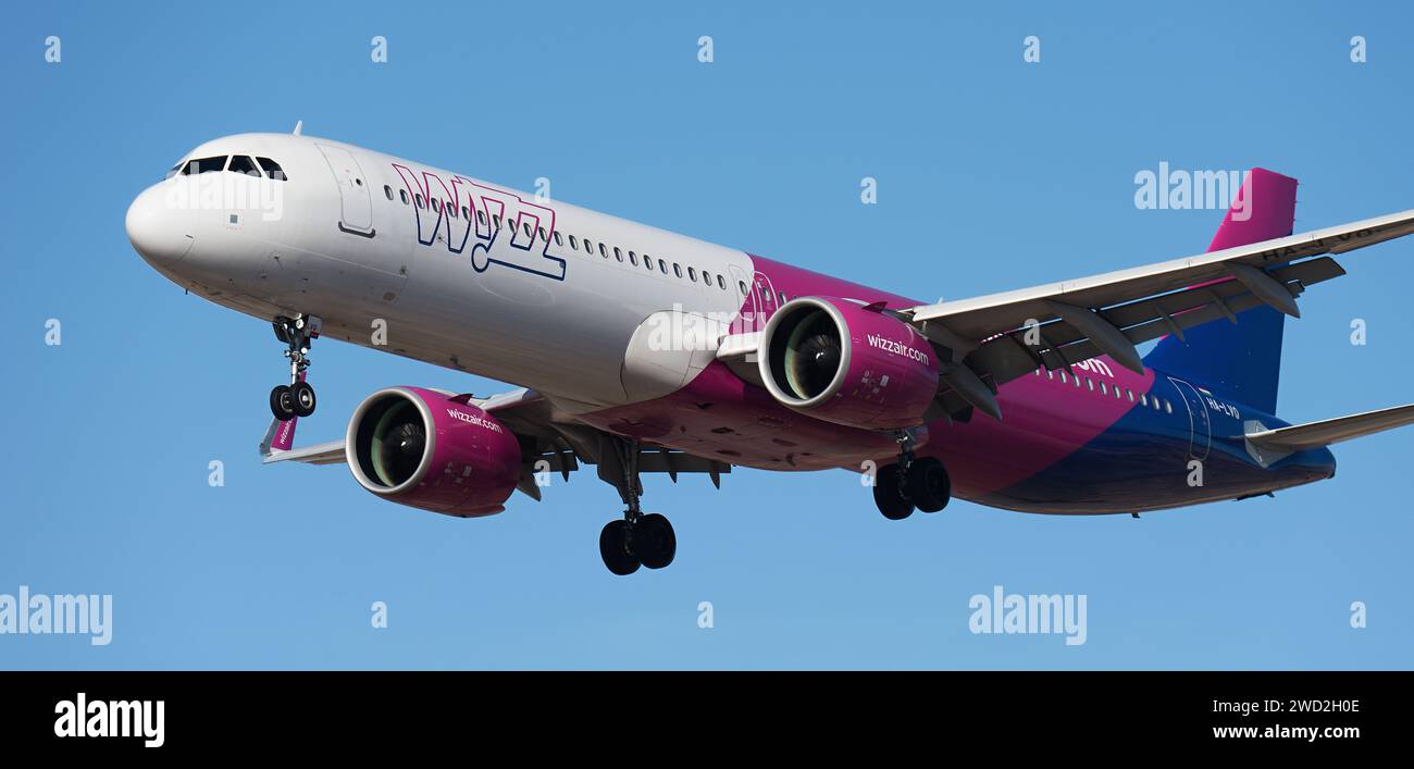 Teneriffa, Spanien 17. Januar 2024. Airbus A321-271NX Wizz Air Airlines fliegt im blauen Himmel. Landet am Flughafen Teneriffa Stockfoto