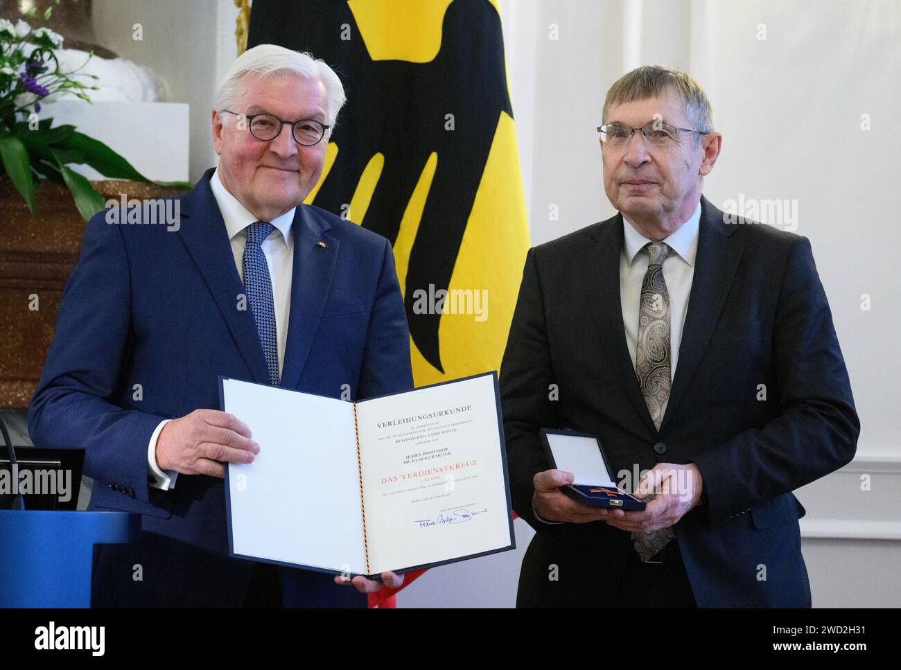 Berlin, Deutschland. Januar 2024. Bundespräsident Frank-Walter Steinmeier (l) verleiht Klaus Cichutek, ehemaliger Präsident des Paul-ehrlich-Instituts (2009–2023), im Schloss Bellevue das Verdienstkreuz 1. Klasse des Verdienstkreuzes der Bundesrepublik Deutschland. Neben Cichutek erhält auch Lothar H. Wieler, ehemaliger Präsident des Robert Koch-Instituts (2015–2023), den Verdienstorden. Quelle: Bernd von Jutrczenka/dpa/Alamy Live News Stockfoto