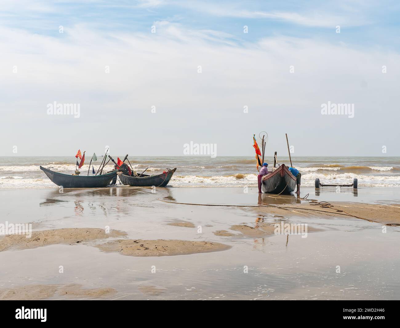 Fischerboote am Sam Son Beach, Thanh Hoa, Vietnam. Die Boote sind aus Holz gebaut, aber mit Glasfaser bedeckt, um länger zu halten. Stockfoto