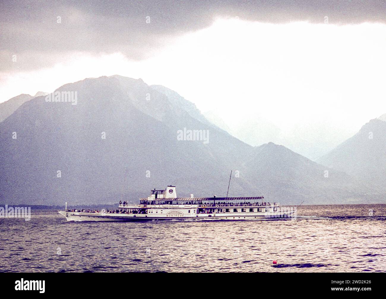 Das Montreux Paddle Steamer Schiff auf dem Genfer See, in den 1970er Jahren auf Diafilm aufgenommen. Stockfoto