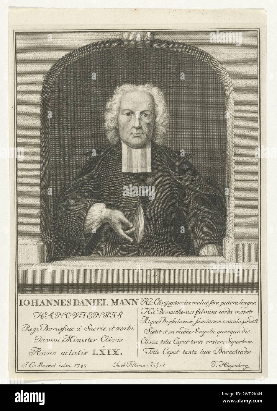 Portrated van Johannes Daniel Mann, Jacob Folkema, nach J. G. Harme, 1747–1767 Druck Porträt auf der Vorderseite des Pastors John Daniel Mann, barfuß und in einem Kleid gekleidet, dessen Knöpfe auf Magenhöhe abgenommen wurden. Mit seiner rechten Hand macht der Pastor eine segnende Geste. Unter dem Porträt befinden sich Name, Titel und Alter der dargestellten Person, gefolgt von einem lateinischen Text. Papierätzung/Gravur Stockfoto