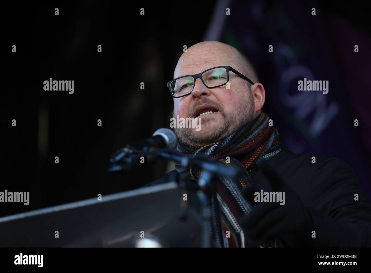 Owen Reidy, Generalsekretär des irischen Gewerkschaftskongresses, spricht vor gewerkschaftsmitgliedern an der Streiklinie vor dem Rathaus von Belfast, wo schätzungsweise 150.000 Arbeiter an Laufgängen über die Bezahlung in ganz Nordirland teilnehmen. Der Streik wird große Auswirkungen haben: Schulen sind geschlossen, Krankenhäuser bieten nur Dienstleistungen am Weihnachtsfeiertag an, öffentliche Verkehrsmittel werden außer Betrieb genommen und die Straßen werden bei Null-Grad-Temperaturen nur begrenzt gestreut. Bilddatum: Donnerstag, 18. Januar 2024. Stockfoto