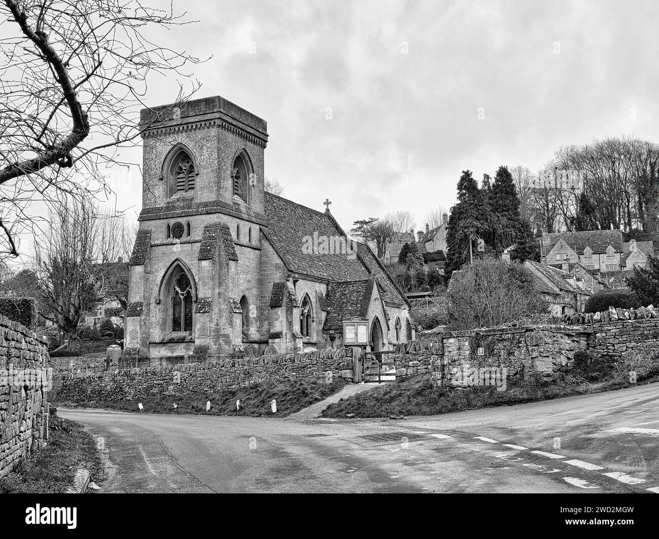 Das malerische Dorfzentrum von Snowshill mit seinen Cotswold Steinhäusern, gewundenen Gassen und der denkmalgeschützten Kirche St. Barnabas. Stockfoto