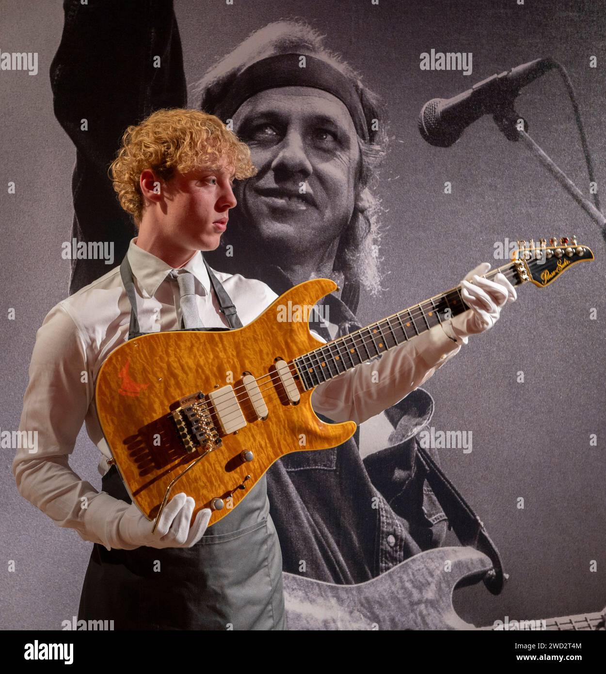 Christie's, London, Großbritannien. Januar 2024. Christie's will Gitarren aus der persönlichen Sammlung der Musiklegende Mark Knopfler, gefeierter Singer-Songwriter, Gitarrenheld und Frontmann der ikonischen britischen Band Dire Straits, am 31. Januar 2024 in London versteigern. die Sammlung präsentiert mehr als 120 Gitarren und Amps, die alle in der Vorverkauf-Ausstellung zu sehen sind, und umfasst die 50-jährige Karriere von Knopfler. Bild: Pensa-Suhr, New York, 1988. E-Gitarre MK-1 mit massivem Körper, geschätzte £6.000-8.000. Quelle: Malcolm Park/Alamy Live News Stockfoto