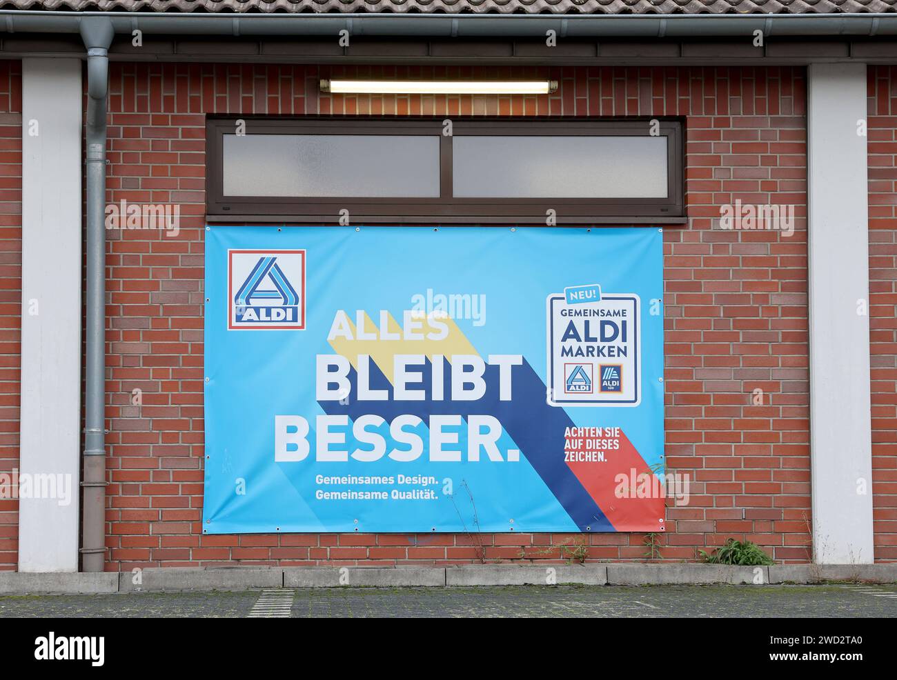 14.11.2023 Herne Aldi Filiale mit Logo Aldi Nord und Süd Plakat kündigt die Zusammenlegung an *** 14 11 2023 Herne Aldi Store mit Logo Aldi Nord und Süd Plakat zur Ankündigung des Zusammenschlusses Stockfoto
