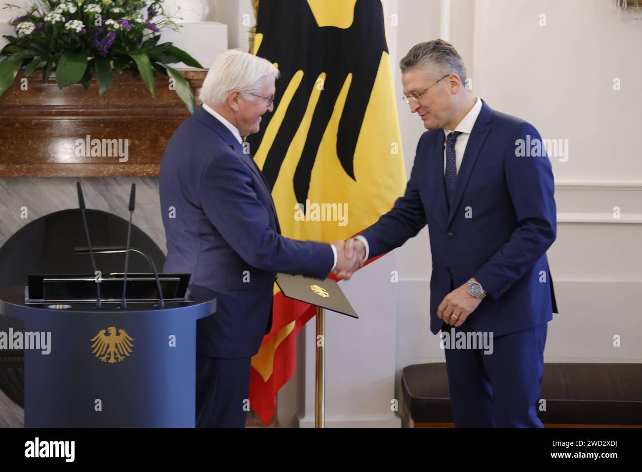 Frank-Walter Steinmeier, Bundespräsident , Prof. Dr. h.c. mult. Lothar H. Wieler, Deutschland, Berlin, Schloss Bellevue, Ansprache BPR Steinmeier bei der Verleihung des Verdienstkreuzes 1. Klasse des Verdienstordens der Bundesrepublik Deutschland an Klaus Cichutek und Lothar H. Wieler *** Frank Walter Steinmeier, Bundespräsident , Prof Dr. h c mult Lothar H Wieler, Deutschland, Berlin, Schloss Bellevue, Rede von BPR Steinmeier bei der Verleihung des Verdienstkreuzes 1. Klasse des Verdienstkreuzes der Bundesrepublik Deutschland an Klaus Cichutek und Lothar H Wieler Stockfoto