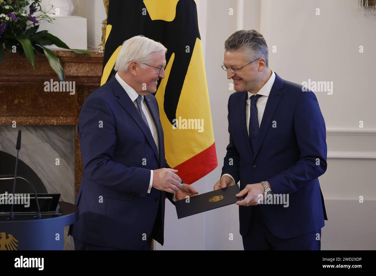 Frank-Walter Steinmeier, Bundespräsident , Prof. Dr. h.c. mult. Lothar H. Wieler, Deutschland, Berlin, Schloss Bellevue, Ansprache BPR Steinmeier bei der Verleihung des Verdienstkreuzes 1. Klasse des Verdienstordens der Bundesrepublik Deutschland an Klaus Cichutek und Lothar H. Wieler *** Frank Walter Steinmeier, Bundespräsident , Prof Dr. h c mult Lothar H Wieler, Deutschland, Berlin, Schloss Bellevue, Rede von BPR Steinmeier bei der Verleihung des Verdienstkreuzes 1. Klasse des Verdienstkreuzes der Bundesrepublik Deutschland an Klaus Cichutek und Lothar H Wieler Stockfoto