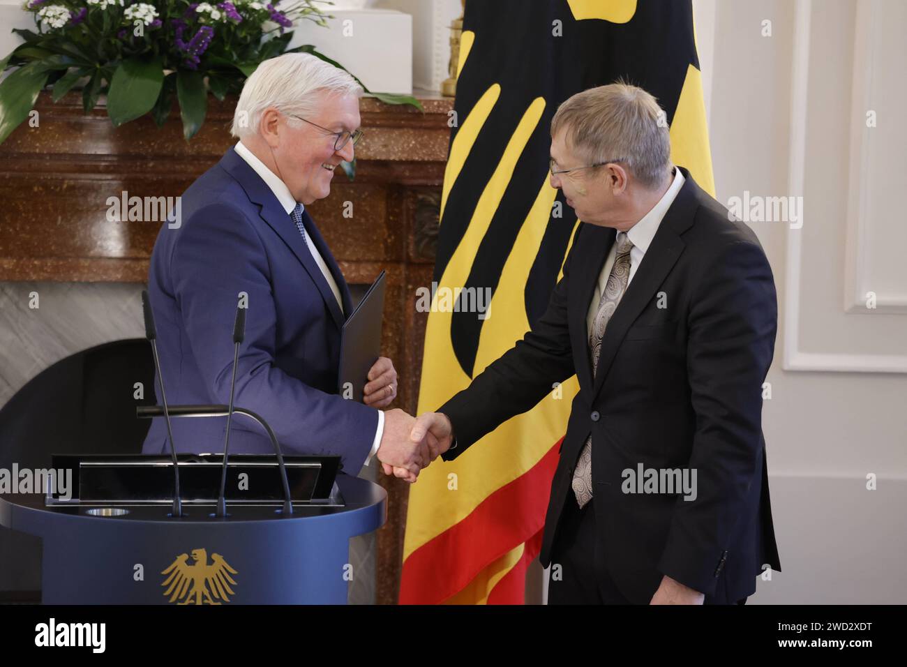 Frank-Walter Steinmeier, Bundespräsident , Prof. Dr. Klaus Cichutek , Deutschland, Berlin, Schloss Bellevue, Ansprache BPR Steinmeier bei der Verleihung des Verdienstkreuzes 1. Klasse des Verdienstordens der Bundesrepublik Deutschland an Klaus Cichutek und Lothar H. Wieler *** Frank Walter Steinmeier, Bundespräsident , Prof. Dr. Klaus Cichutek , Deutschland, Berlin, Schloss Bellevue, Rede von BPR Steinmeier bei der Verleihung des Verdienstkreuzes 1. Klasse des Verdienstkreuzes der Bundesrepublik Deutschland an Klaus Cichutek und Lothar H Wieler Stockfoto