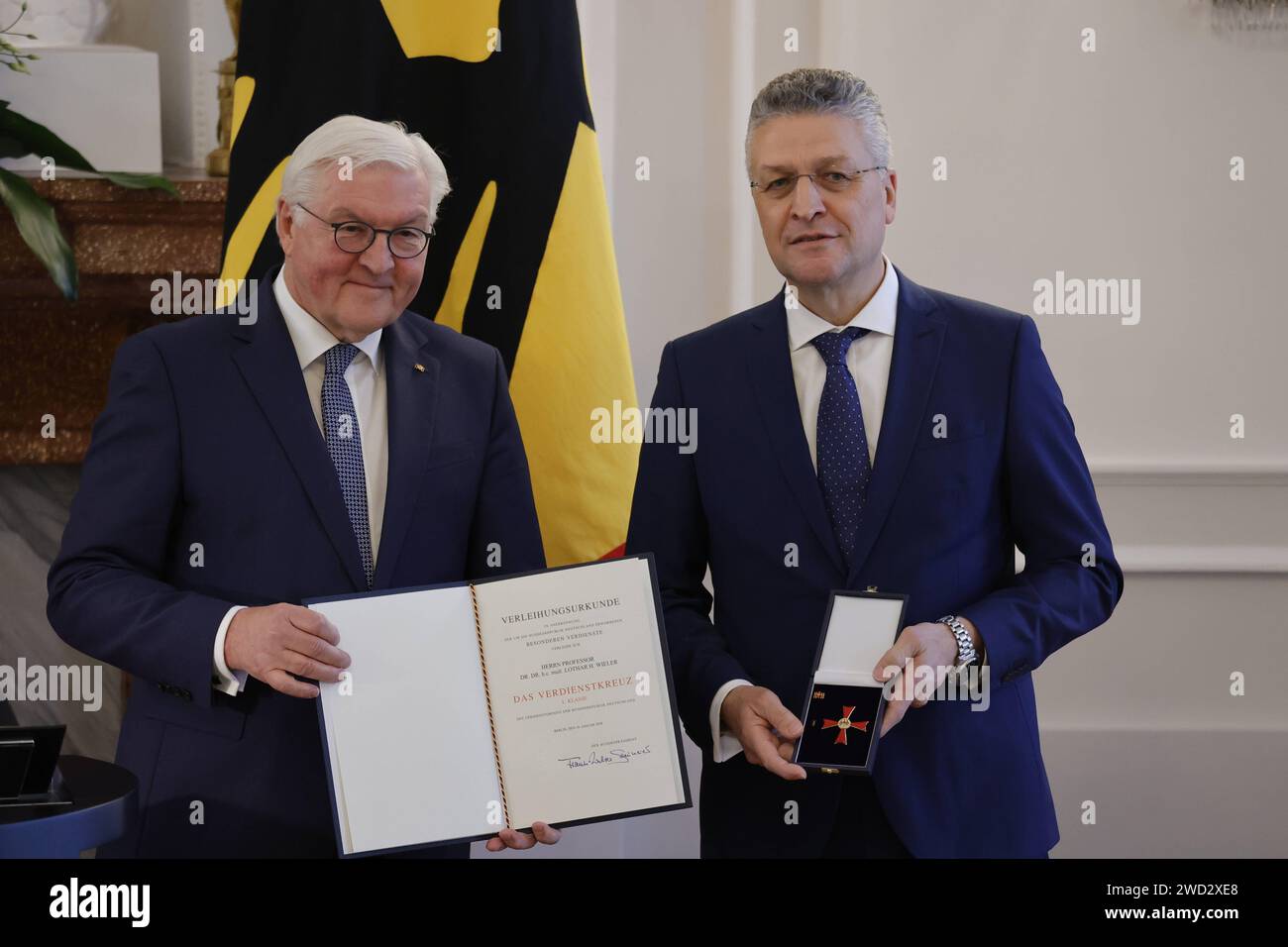 Frank-Walter Steinmeier, Bundespräsident , Prof. Dr. h.c. mult. Lothar H. Wieler, Deutschland, Berlin, Schloss Bellevue, Ansprache BPR Steinmeier bei der Verleihung des Verdienstkreuzes 1. Klasse des Verdienstordens der Bundesrepublik Deutschland an Klaus Cichutek und Lothar H. Wieler *** Frank Walter Steinmeier, Bundespräsident , Prof Dr. h c mult Lothar H Wieler, Deutschland, Berlin, Schloss Bellevue, Rede von BPR Steinmeier bei der Verleihung des Verdienstkreuzes 1. Klasse des Verdienstkreuzes der Bundesrepublik Deutschland an Klaus Cichutek und Lothar H Wieler Stockfoto