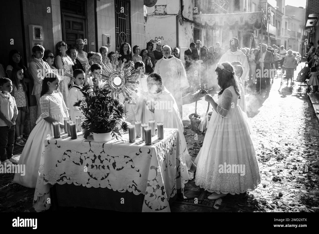 Schwarz-weiß-Foto einer Prozession des christlichen Fronleichnamsfestes im Dorf Alginet, Valencia, Spanien. Stockfoto