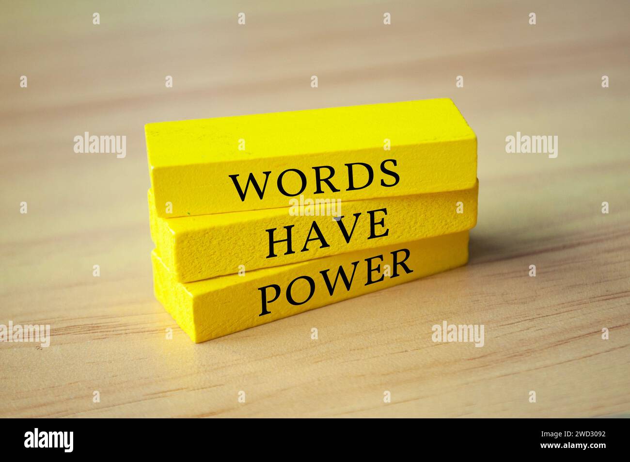Wörter haben Power-Text auf gelben Holzblöcken. Motivierendes und inspirierendes Konzept Stockfoto