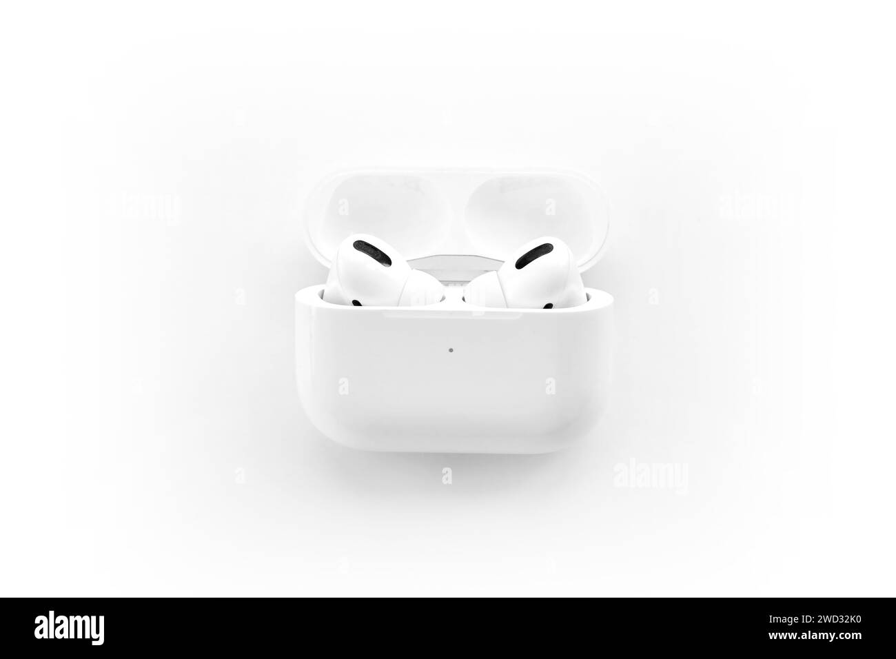 KIEW, UKRAINE - 4. MAI 2023: Apple AirPods Pro auf weißem Hintergrund. Kabellose Kopfhörer in einer Ladetasche aus nächster Nähe Stockfoto