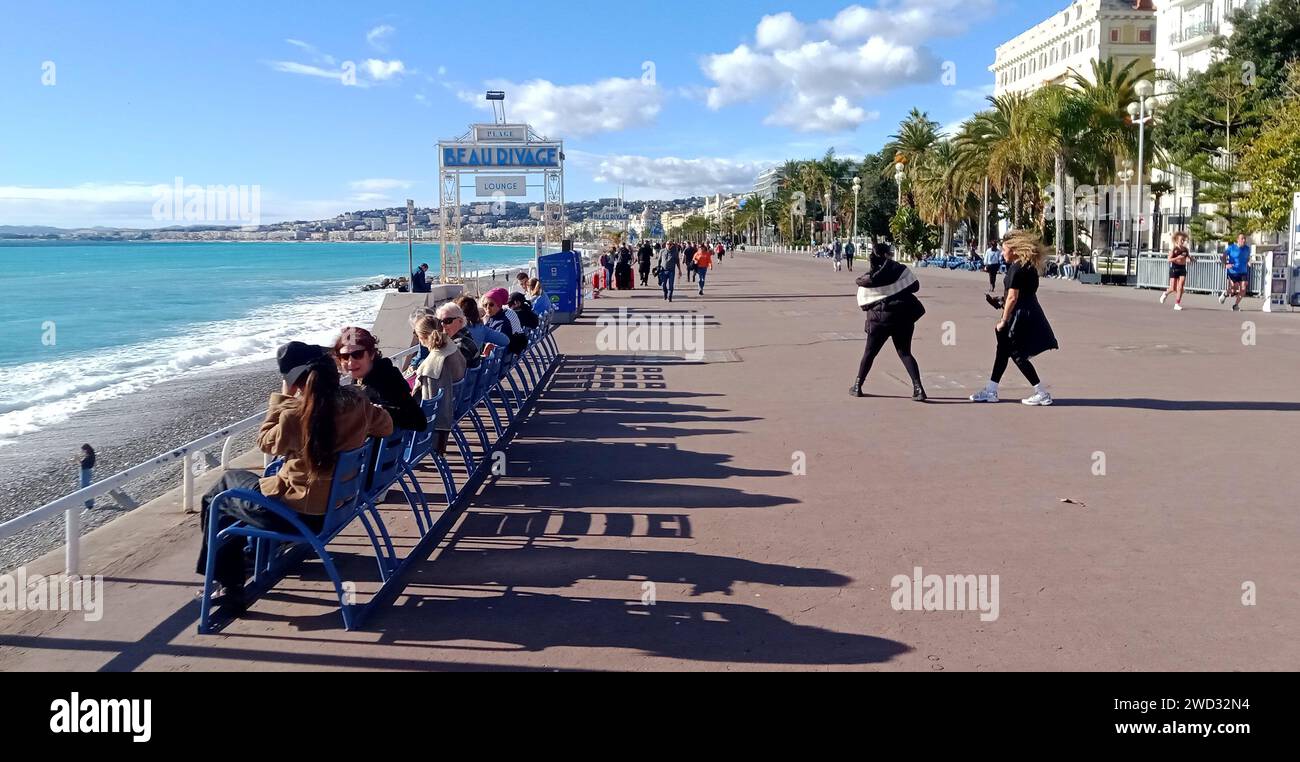 © B ROMANKIEWICZ/MAXPPP - 18/01/2024 TANDIS QUE LA MOITIE NORD DE LA FRANCE A DE LA -NEIGE, LA COTE D'AZUR PROFITE TOUJOURS DU SOLEIL EN PLEIN HIVER. A NICE - IL A FAIT PLUS DE 22° A 13H CE 18 JANVIER 2024 ICI LE BORD DE MER 18th Jan 2024 während es in Nordfrankreich und in Paris schneit, hat die französische Riviera ein sehr schönes Wetter? Mehr als 22° um 13:00 Uhr Guthaben: MAXPPP/Alamy Live News Stockfoto