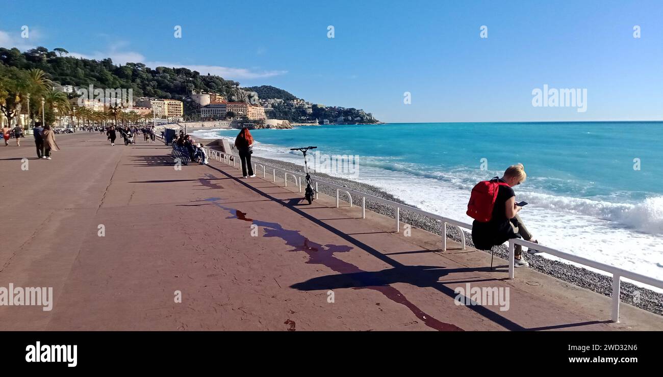 © B ROMANKIEWICZ/MAXPPP - 18/01/2024 TANDIS QUE LA MOITIE NORD DE LA FRANCE A DE LA -NEIGE, LA COTE D'AZUR PROFITE TOUJOURS DU SOLEIL EN PLEIN HIVER. A NICE - IL A FAIT PLUS DE 22° A 13H CE 18 JANVIER 2024 ICI LE BORD DE MER 18th Jan 2024 während es in Nordfrankreich und in Paris schneit, hat die französische Riviera ein sehr schönes Wetter? Mehr als 22° um 13:00 Uhr Guthaben: MAXPPP/Alamy Live News Stockfoto