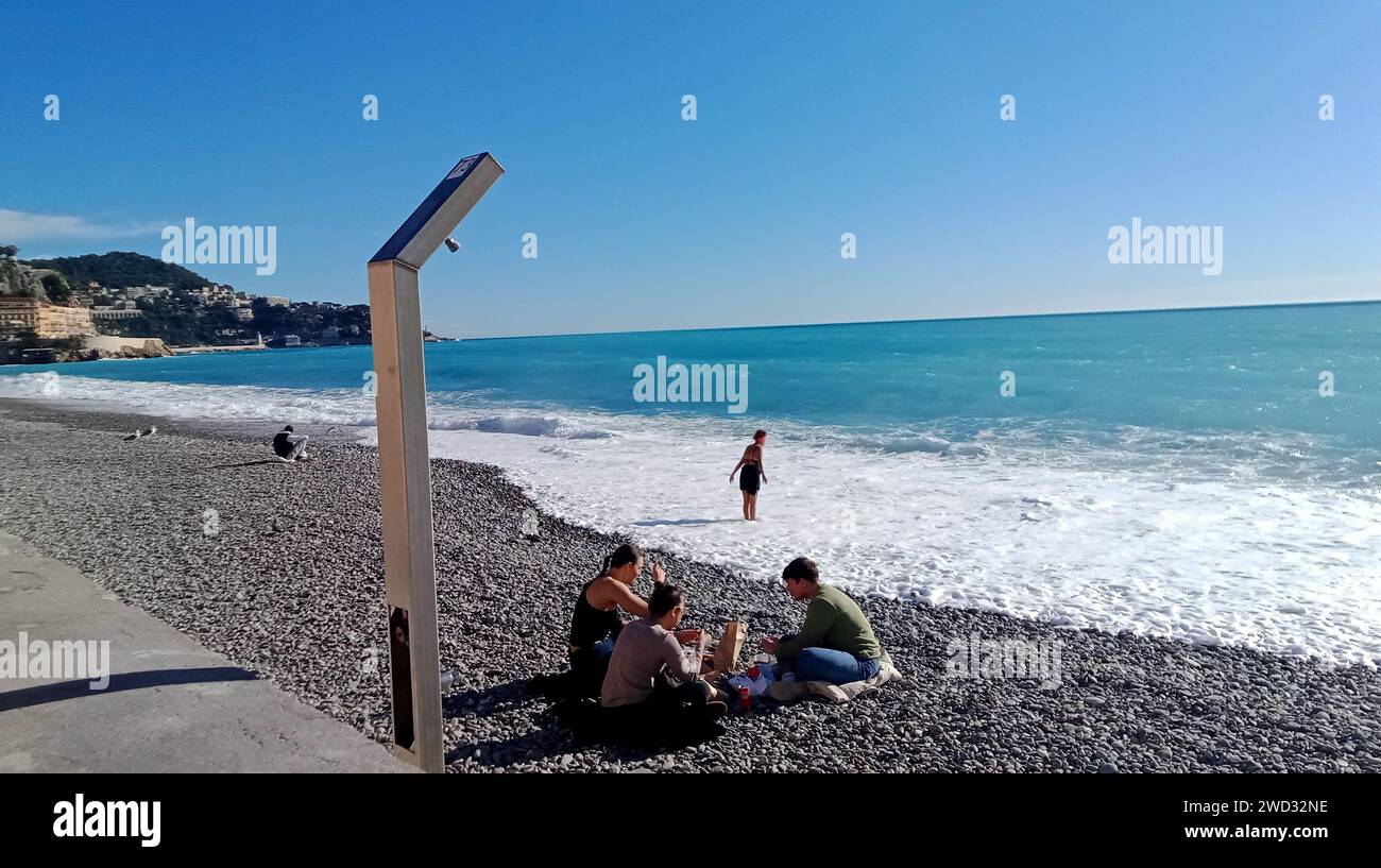 © B ROMANKIEWICZ/MAXPPP - 18/01/2024 TANDIS QUE LA MOITIE NORD DE LA FRANCE A DE LA -NEIGE, LA COTE D'AZUR PROFITE TOUJOURS DU SOLEIL EN PLEIN HIVER. A NICE - IL A FAIT PLUS DE 22° A 13H CE 18 JANVIER 2024 ICI LE BORD DE MER 18th Jan 2024 während es in Nordfrankreich und in Paris schneit, hat die französische Riviera ein sehr schönes Wetter? Mehr als 22° um 13:00 Uhr Guthaben: MAXPPP/Alamy Live News Stockfoto
