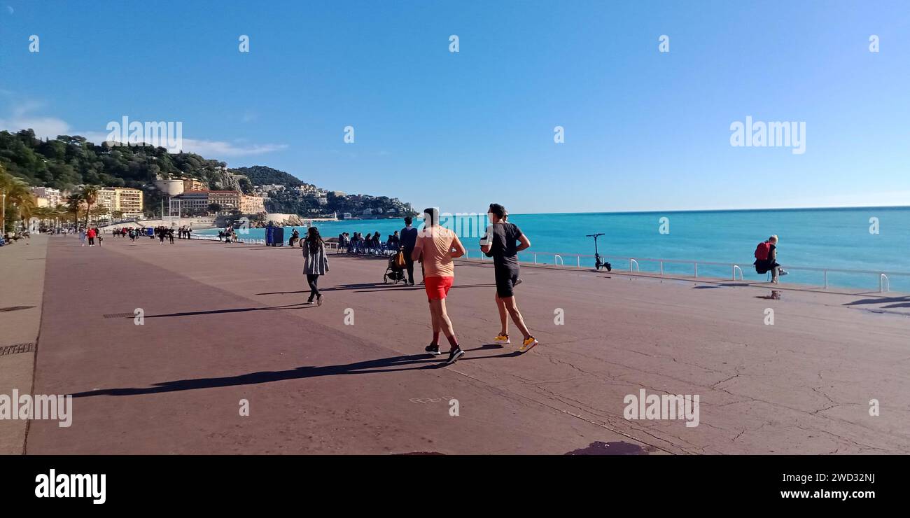 © B ROMANKIEWICZ/MAXPPP - 18/01/2024 TANDIS QUE LA MOITIE NORD DE LA FRANCE A DE LA -NEIGE, LA COTE D'AZUR PROFITE TOUJOURS DU SOLEIL EN PLEIN HIVER. A NICE - IL A FAIT PLUS DE 22° A 13H CE 18 JANVIER 2024 ICI LE BORD DE MER 18th Jan 2024 während es in Nordfrankreich und in Paris schneit, hat die französische Riviera ein sehr schönes Wetter? Mehr als 22° um 13:00 Uhr Guthaben: MAXPPP/Alamy Live News Stockfoto