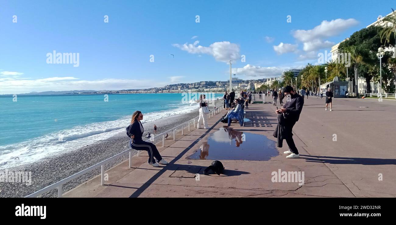 © B ROMANKIEWICZ/MAXPPP - 18/01/2024 TANDIS QUE LA MOITIE NORD DE LA FRANCE A DE LA -NEIGE, LA COTE D'AZUR PROFITE TOUJOURS DU SOLEIL EN PLEIN HIVER. A NICE - IL A FAIT PLUS DE 22° A 13H CE 18 JANVIER 2024 ICI LE BORD DE MER 18th Jan 2024 während es in Nordfrankreich und in Paris schneit, hat die französische Riviera ein sehr schönes Wetter? Mehr als 22° um 13:00 Uhr Guthaben: MAXPPP/Alamy Live News Stockfoto