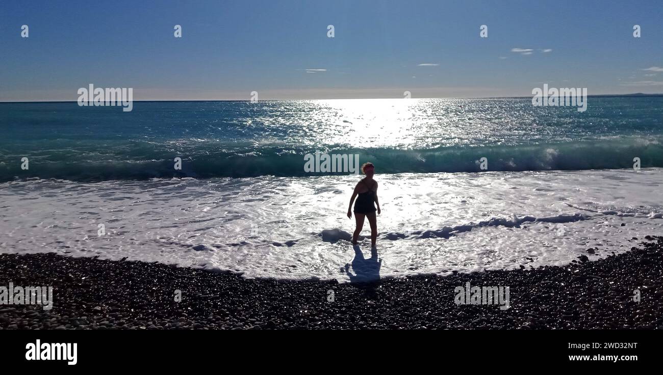 © B ROMANKIEWICZ/MAXPPP - 18/01/2024 TANDIS QUE LA MOITIE NORD DE LA FRANCE A DE LA -NEIGE, LA COTE D'AZUR PROFITE TOUJOURS DU SOLEIL EN PLEIN HIVER. A NICE - IL A FAIT PLUS DE 22° A 13H CE 18 JANVIER 2024 ICI LE BORD DE MER 18th Jan 2024 während es in Nordfrankreich und in Paris schneit, hat die französische Riviera ein sehr schönes Wetter? Mehr als 22° um 13:00 Uhr Guthaben: MAXPPP/Alamy Live News Stockfoto