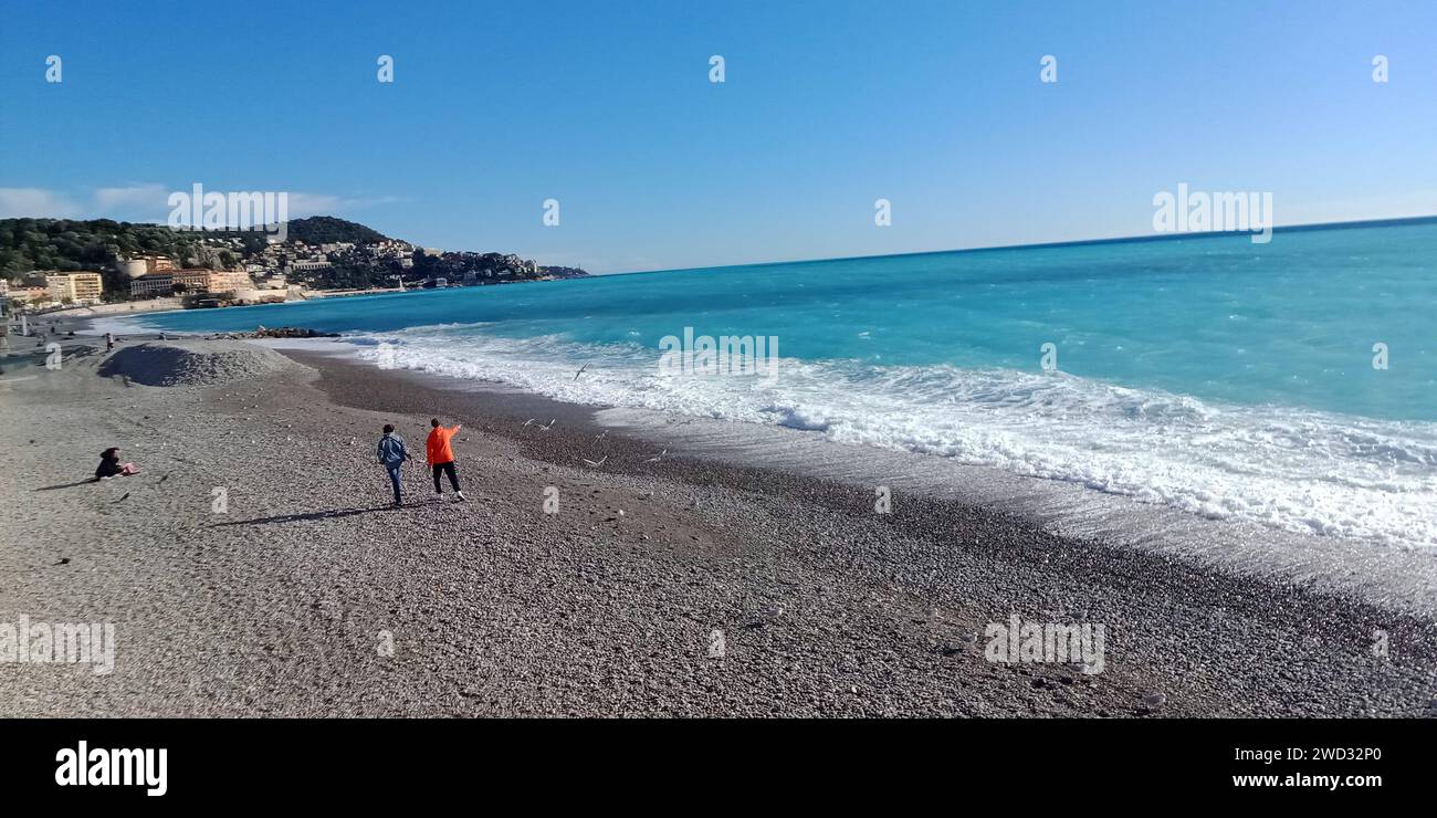 © B ROMANKIEWICZ/MAXPPP - 18/01/2024 TANDIS QUE LA MOITIE NORD DE LA FRANCE A DE LA -NEIGE, LA COTE D'AZUR PROFITE TOUJOURS DU SOLEIL EN PLEIN HIVER. A NICE - IL A FAIT PLUS DE 22° A 13H CE 18 JANVIER 2024 ICI LE BORD DE MER 18th Jan 2024 während es in Nordfrankreich und in Paris schneit, hat die französische Riviera ein sehr schönes Wetter? Mehr als 22° um 13:00 Uhr Guthaben: MAXPPP/Alamy Live News Stockfoto